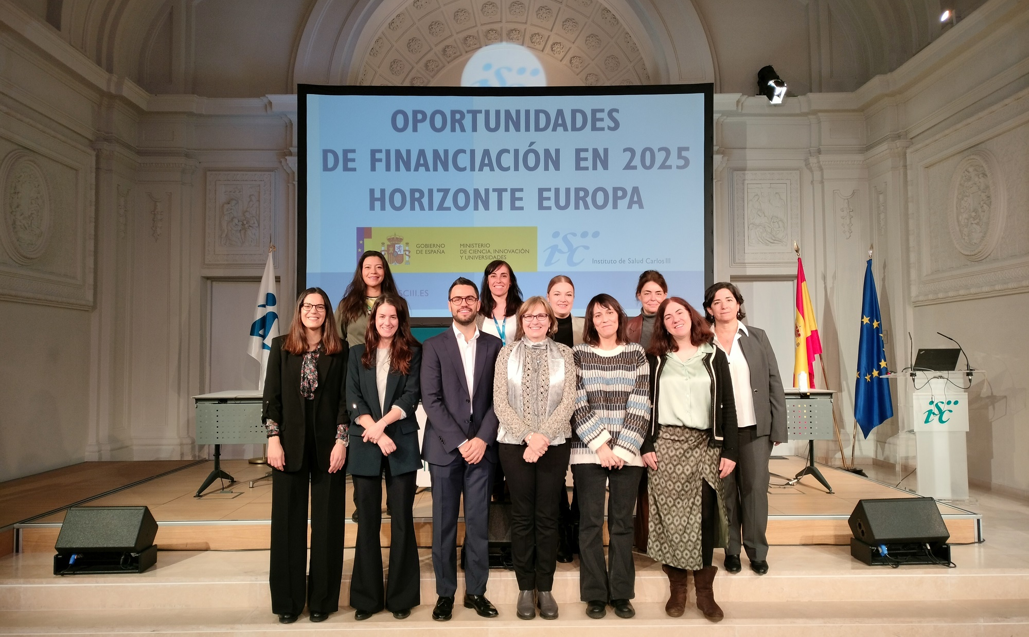 Foto de grupo del Área de Internacional del ISCIII. En la fila de arriba, de izquierda a dcha: Astrid Valencia, Marina López, Jowita Spytkowska, Cristina González-Zarauz y Candi Sánchez. En la fila de abajo, en el centro, el subdirector de Proyectos Internacional de Investigación, Daniel Ruiz Iruela, y la directora del ISCIII, Marina Pollán, junto con María Callejo, Elena Doménech, Sara García-Rodríguez y Cristina Nieto.