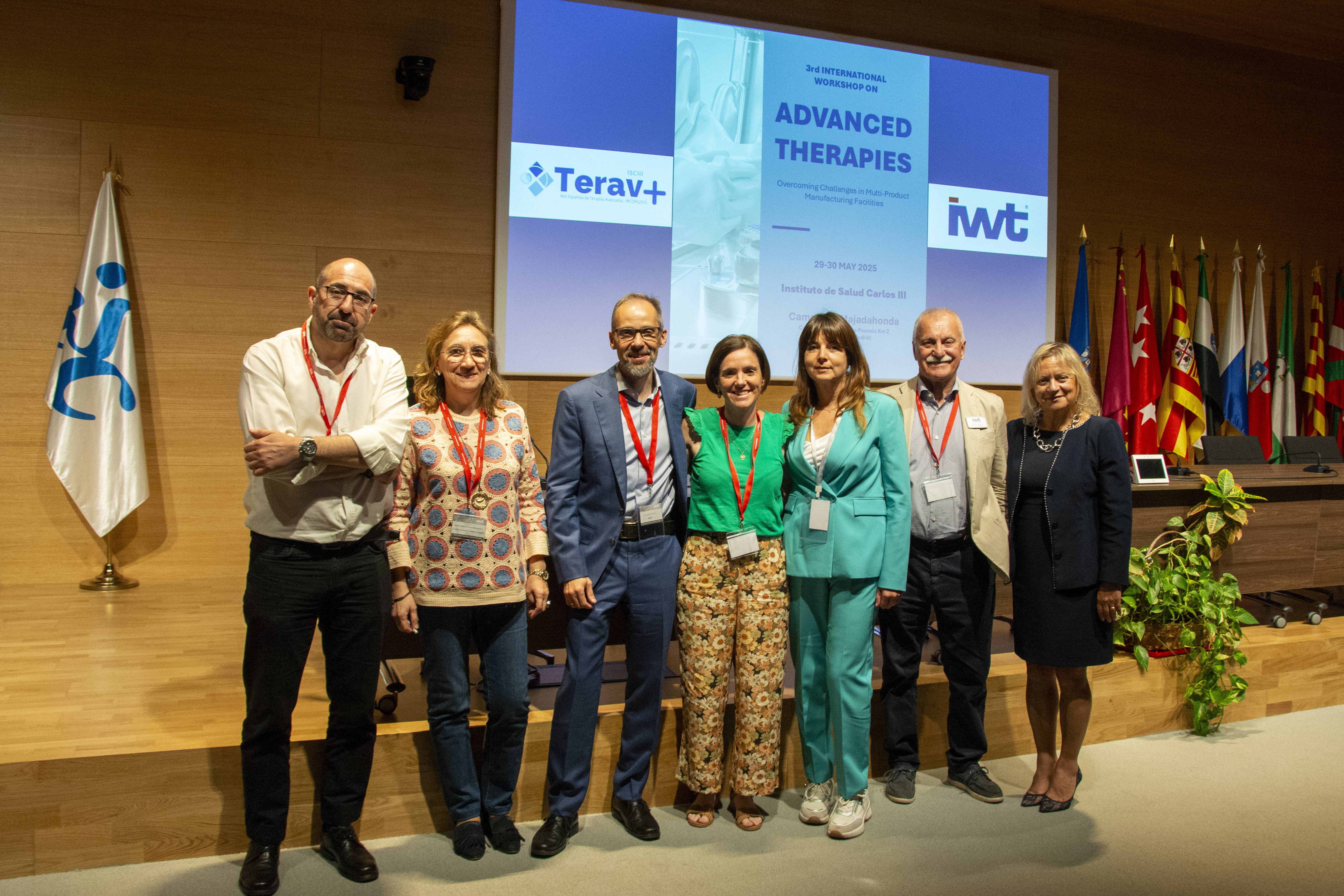 Javier García Castro (ISCIII), Mª Eugenia Fernández Santos (Hospital 12 de Octubre), Luis Mariñas Pardo (ISCIII), Gloria Carmona Sánchez (Red Andaluza de Terapias Avanzadas), Cristina Zanini (IWT Pharma), Franco Severina (BioAir) y María Luisa Nolli (NCNBio), en el Salón de Actos del Campus de Majadahonda del Instituto de Salud Carlos III, en un momento del encuentro.
