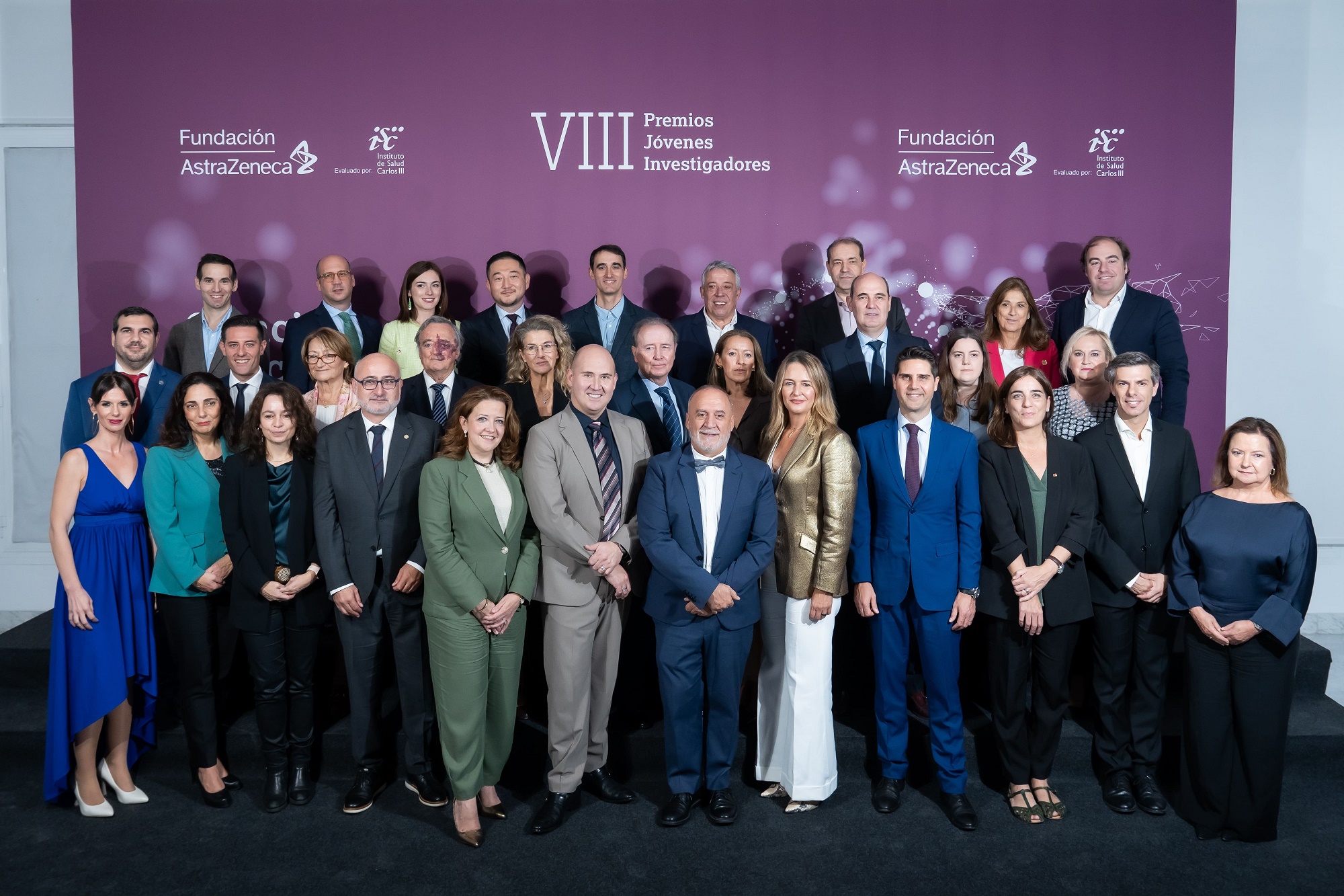 Foto de familia en el acto de entrega de los VIII Premios Jóvenes Investigadores de la Fundación Astrazéneca, iniciativa en la que el ISCIII colabora evaluando los proyectos presentados a las ayudas. En el centro, el secretario de Estado de Estado de Ciencia, Innovación y Universidades, Juan Cruz Cigudosa, flanqueado por  Rick R. Suárez, presidente de la Fundación AstraZeneca y presidente de AstraZeneca España, y por Marta Moreno, vicepresidenta de la Fundación AstraZeneca y directora de Asuntos Corporativos y Acceso al Mercado en AstraZeneca. A la derecha, en la fila inferior, la subdirectora de Evaluación y Fomento de la Investigación del ISCIII, Pilar Gayoso.. 