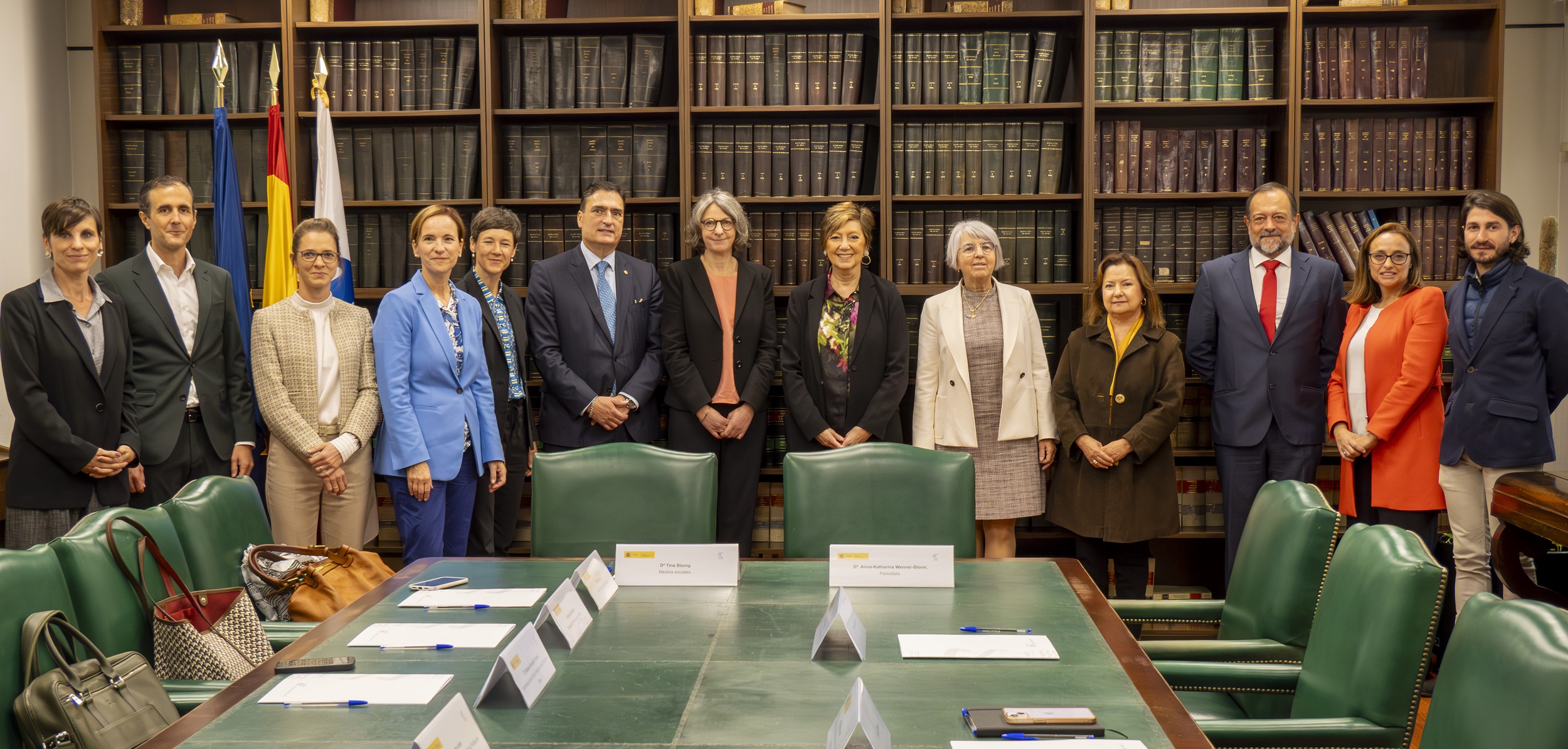 Foto de familia previa a la reunión de trabajo entre las delegaciones del Ministerio de Sanidad de Suiza y el ISCIII, celebrada este lunes en el campus de Chamartín del Instituto, en Madrid