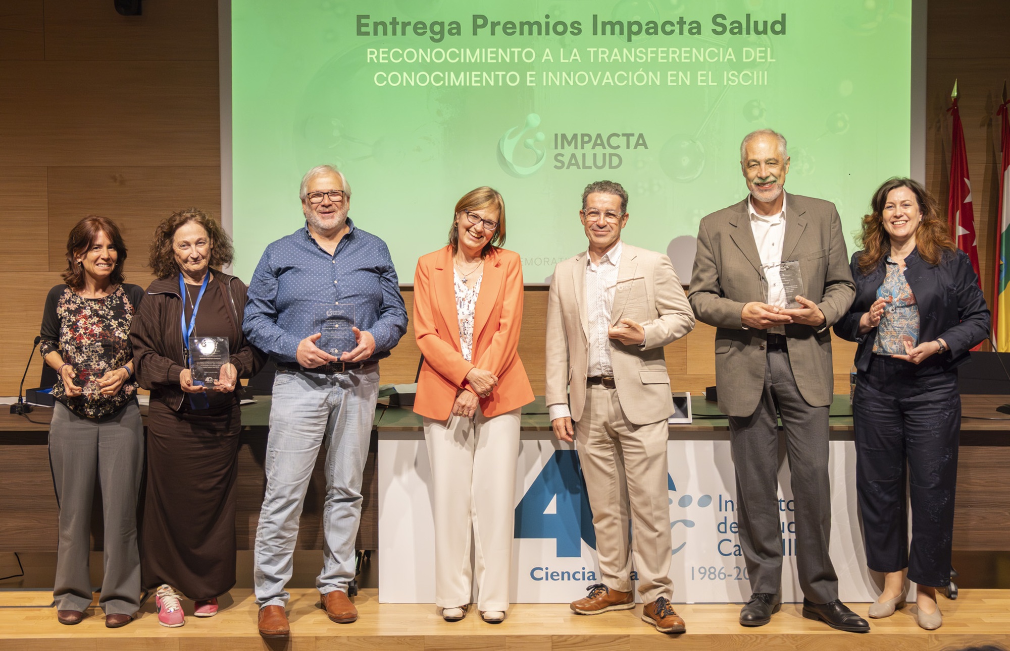 Imagen de los científicos y científicas reconocidos en los Premios, con la directora del ISCIII, Marina Pollán (en el centro). De izquierda a derecha: Beatriz Martín, Mercedes Domínguez, Javier Alonso, Antonio de la Vieja, Miguel Calero y Cristina Linares.